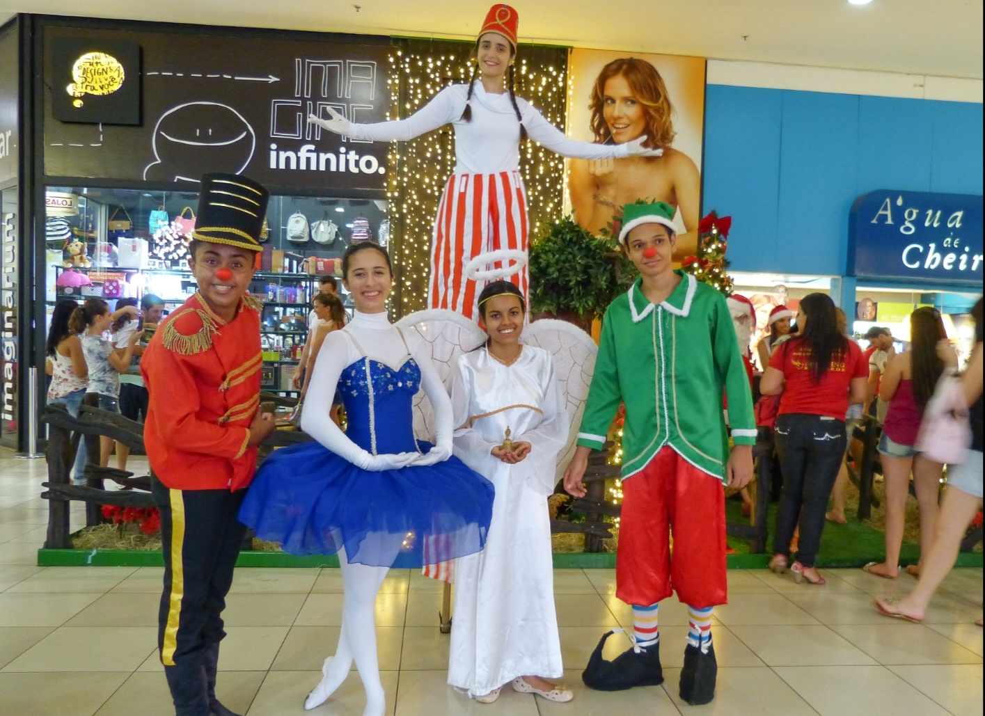 Personagens de “Auto da Estrela” na chegada do Papai Noel no Shopping Rio Verde